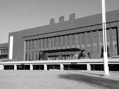 在東北盤錦經營一家絲網商店。 在東北盤錦經營一家絲網商店。