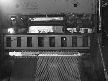 買了第一臺鋼板網機。 買了第一臺鋼板網機。