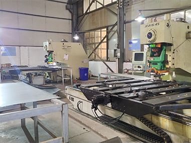 自主研發(fā)重型沖壓設備。 自主研發(fā)重型沖壓設備。